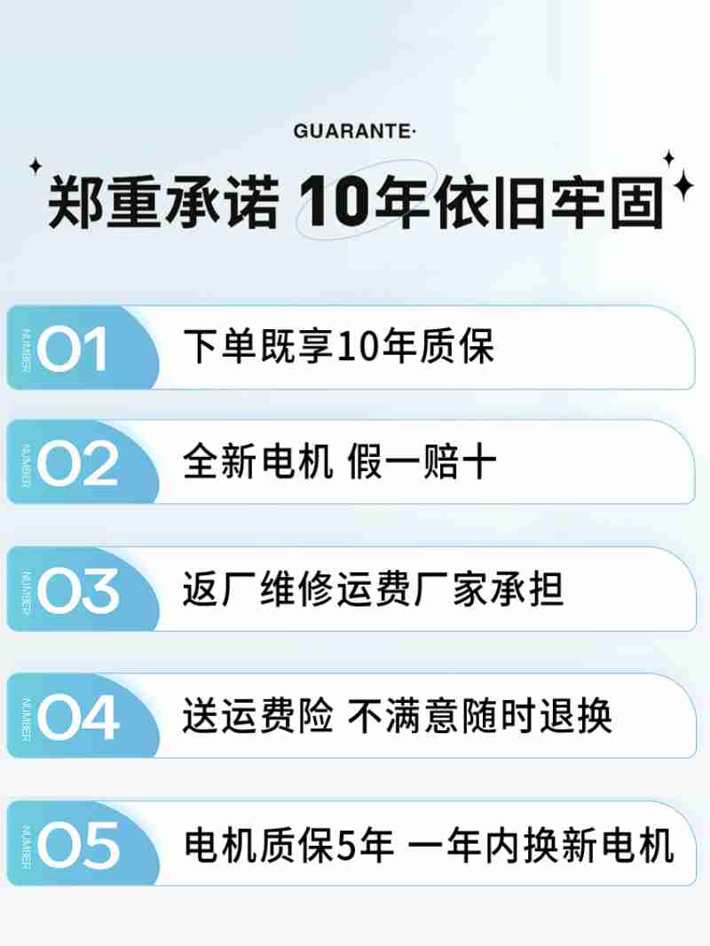 游客在若羌县楼兰博物馆文创区选购文创产品 (央广网发 若羌县融媒体中心供图)